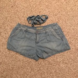 Cute jean shorts with jean belt by Guess